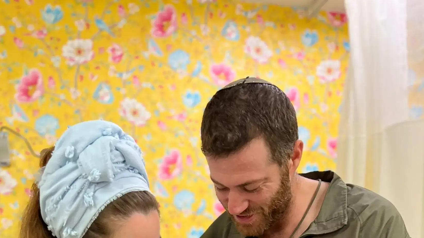 אבישי גרובס, רס"ן וסמג"ד בחטיבת חי"ר במילואים ואשתו ליטל, לאחר לידת בנם השני בבית החולים בילינסון אבישי גרובס, רס"ן וסמג"ד בחטיבת חי"ר במילואים ואשתו ליטל, לאחר לידת בנם השני בבית החולים בילינסון
