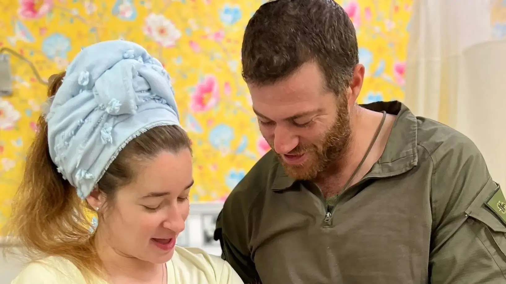 אבישי גרובס, רס"ן וסמג"ד בחטיבת חי"ר במילואים ואשתו ליטל, לאחר לידת בנם השני בבית החולים בילינסון