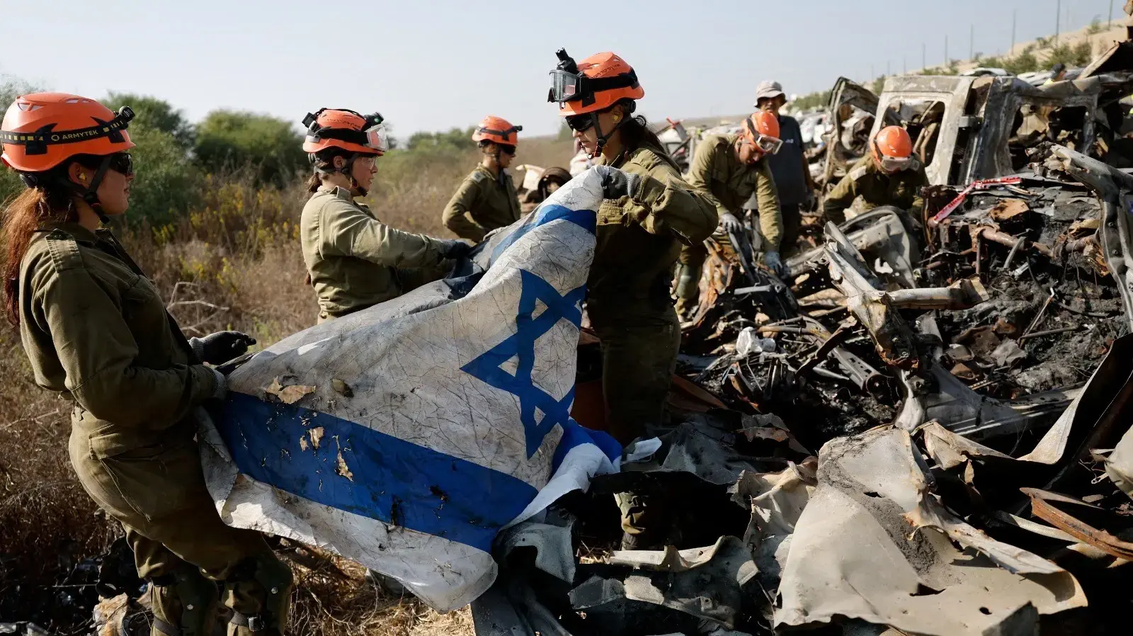חיילים ישראלים מחפשים במכוניות הרוסות בעוטף עזה. 2 באוקטובר 2023