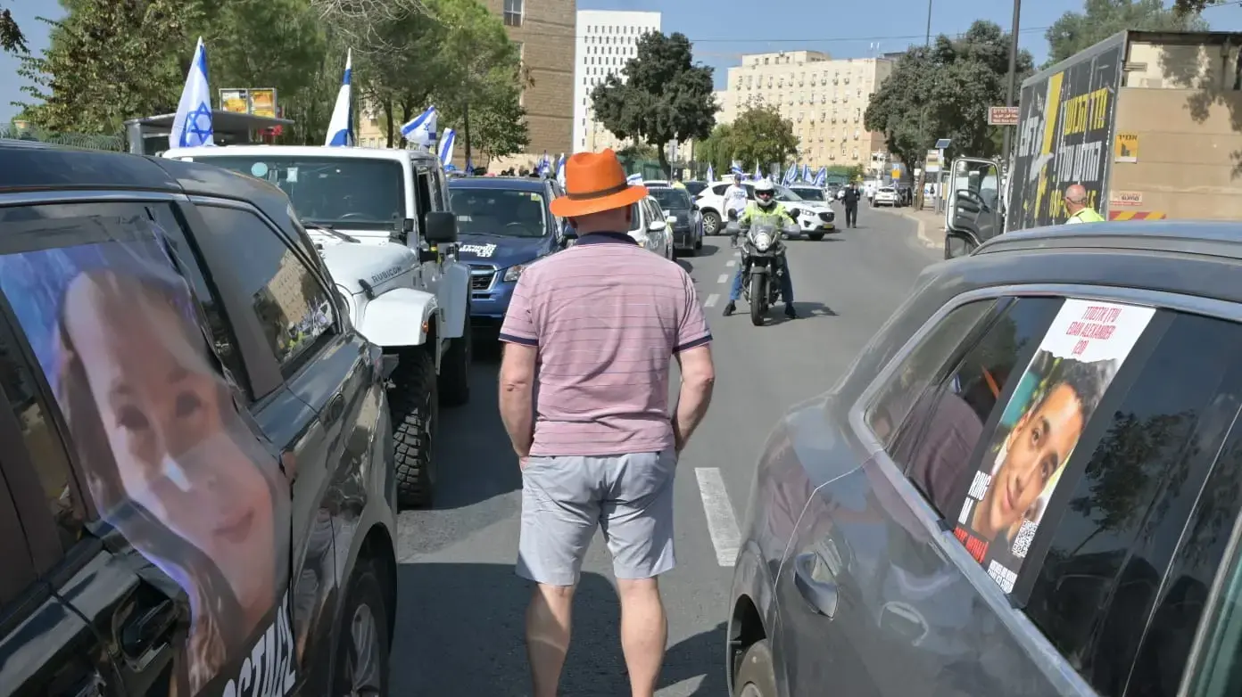 שיירת רכבים לזכרם של רון ארד, אברה מנגיסטו, הישאם א־סייד, הדר גולדין ז"ל, אורון שאול ז"ל למעון מאות החטופים מה 7.10. שיירת רכבים לזכרם של רון ארד, אברה מנגיסטו, הישאם א־סייד, הדר גולדין ז"ל, אורון שאול ז"ל למעון מאות החטופים מה 7.10.