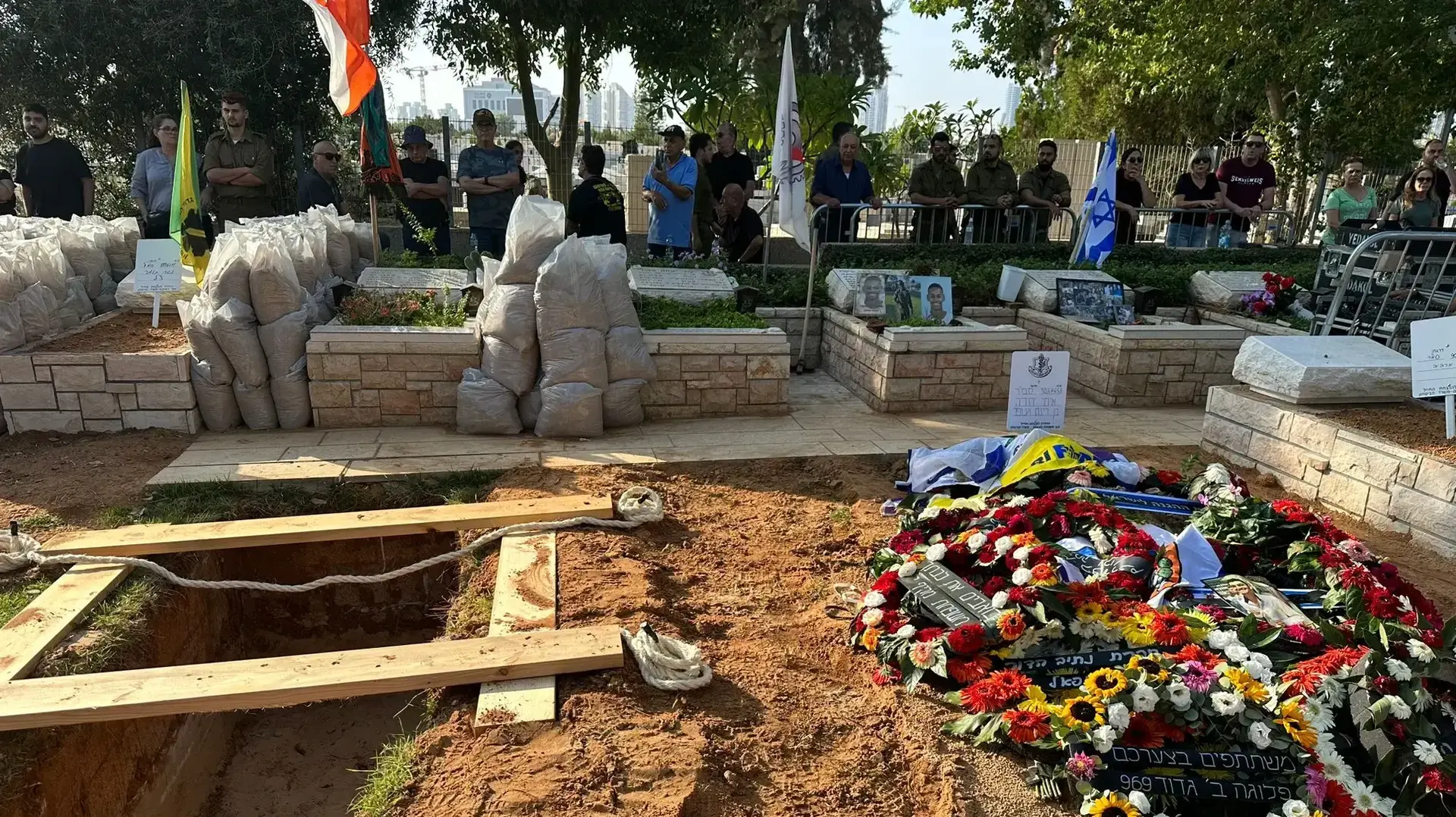 הלווייתו של סמ״ר שי ארוס בחלקה הצבאית בבית העלמין בחולון. הלווייתו של סמ״ר שי ארוס בחלקה הצבאית בבית העלמין בחולון.
