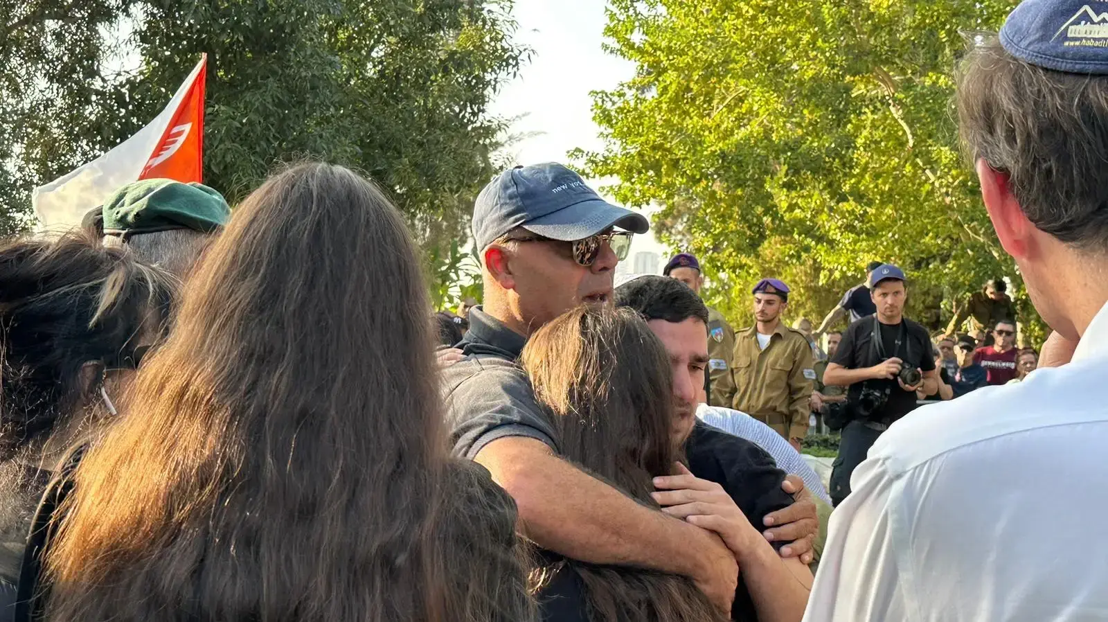 הלווייתו של סמ״ר שי ארוס בחלקה הצבאית בבית העלמין בחולון הלווייתו של סמ״ר שי ארוס בחלקה הצבאית בבית העלמין בחולון
