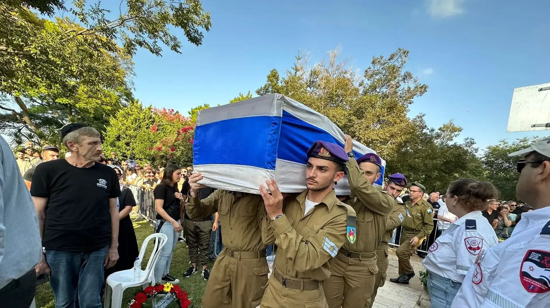 הלווייתו של סמ״ר שי ארוס בחלקה הצבאית בבית העלמין בחולון הלווייתו של סמ״ר שי ארוס בחלקה הצבאית בבית העלמין בחולון