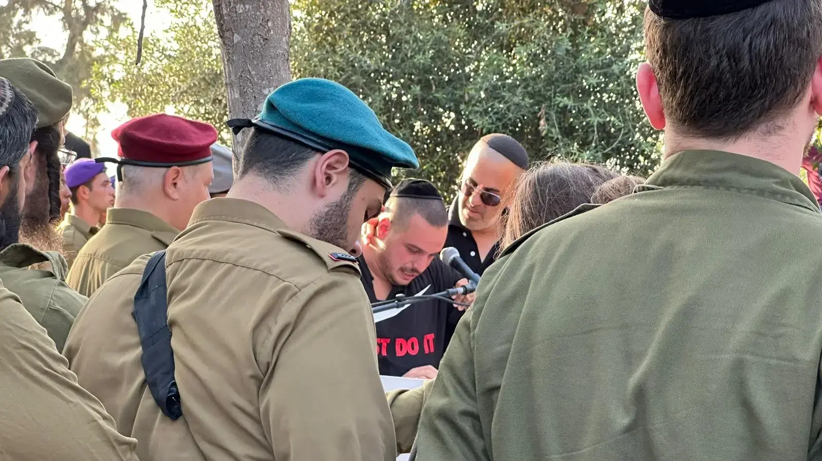 הלווייתו של סמ״ר שי ארוס בחלקה הצבאית בבית העלמין בחולון הלווייתו של סמ״ר שי ארוס בחלקה הצבאית בבית העלמין בחולון