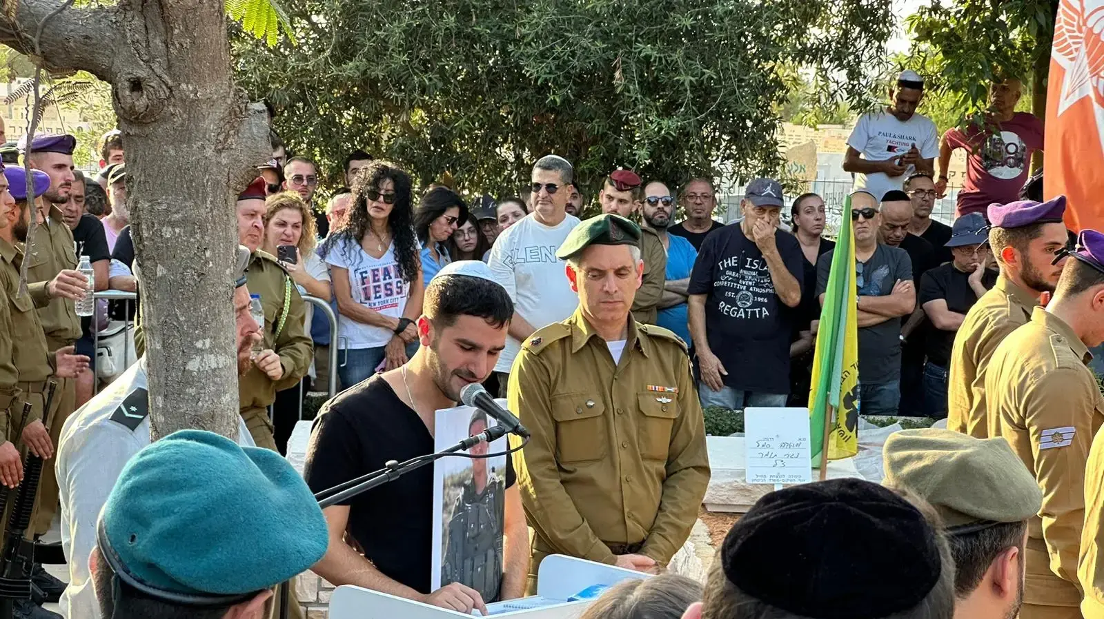 הלווייתו של סמ״ר שי ארוס בחלקה הצבאית בבית העלמין בחולון הלווייתו של סמ״ר שי ארוס בחלקה הצבאית בבית העלמין בחולון