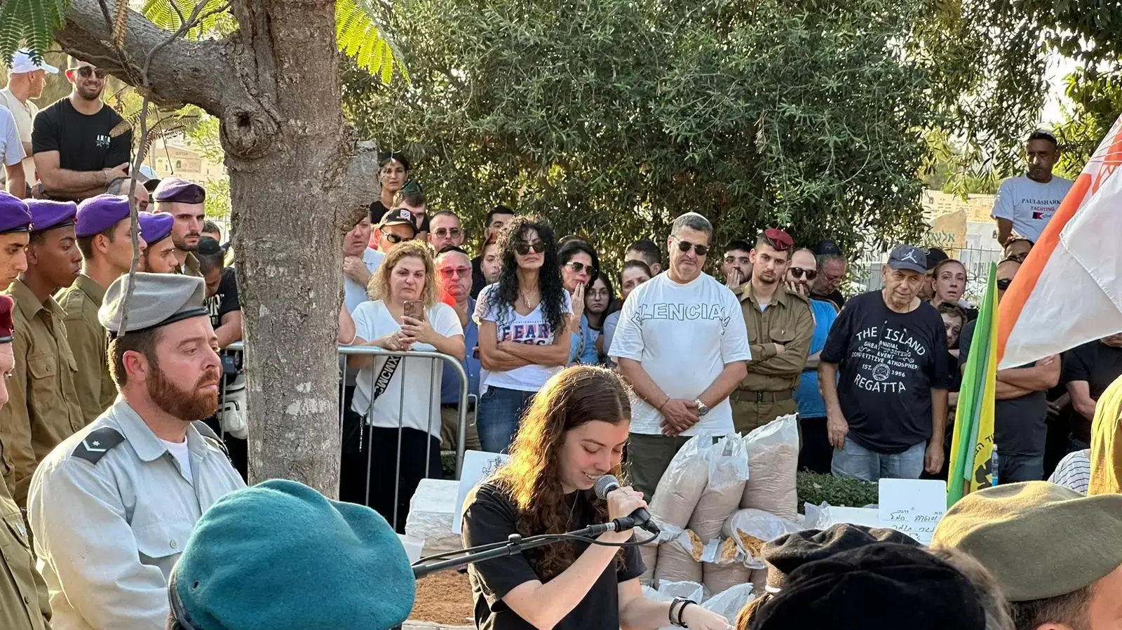 הלווייתו של סמ״ר שי ארוס בחלקה הצבאית בבית העלמין בחולון הלווייתו של סמ״ר שי ארוס בחלקה הצבאית בבית העלמין בחולון