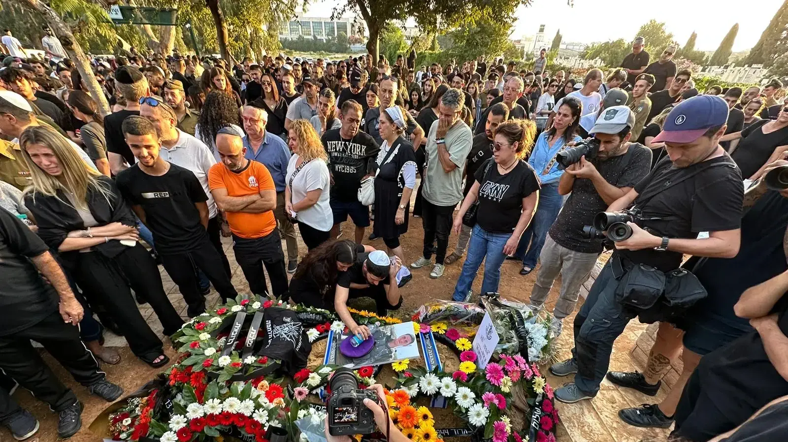 הלוויתו של שי ארווס שנפל בפעילות מבצעית ברצועת עזה. נקבר בחלקה הצבאית בבית העלמין בחולון. 2 בנובמבר 2023 הלוויתו של שי ארווס שנפל בפעילות מבצעית ברצועת עזה. נקבר בחלקה הצבאית בבית העלמין בחולון. 2 בנובמבר 2023