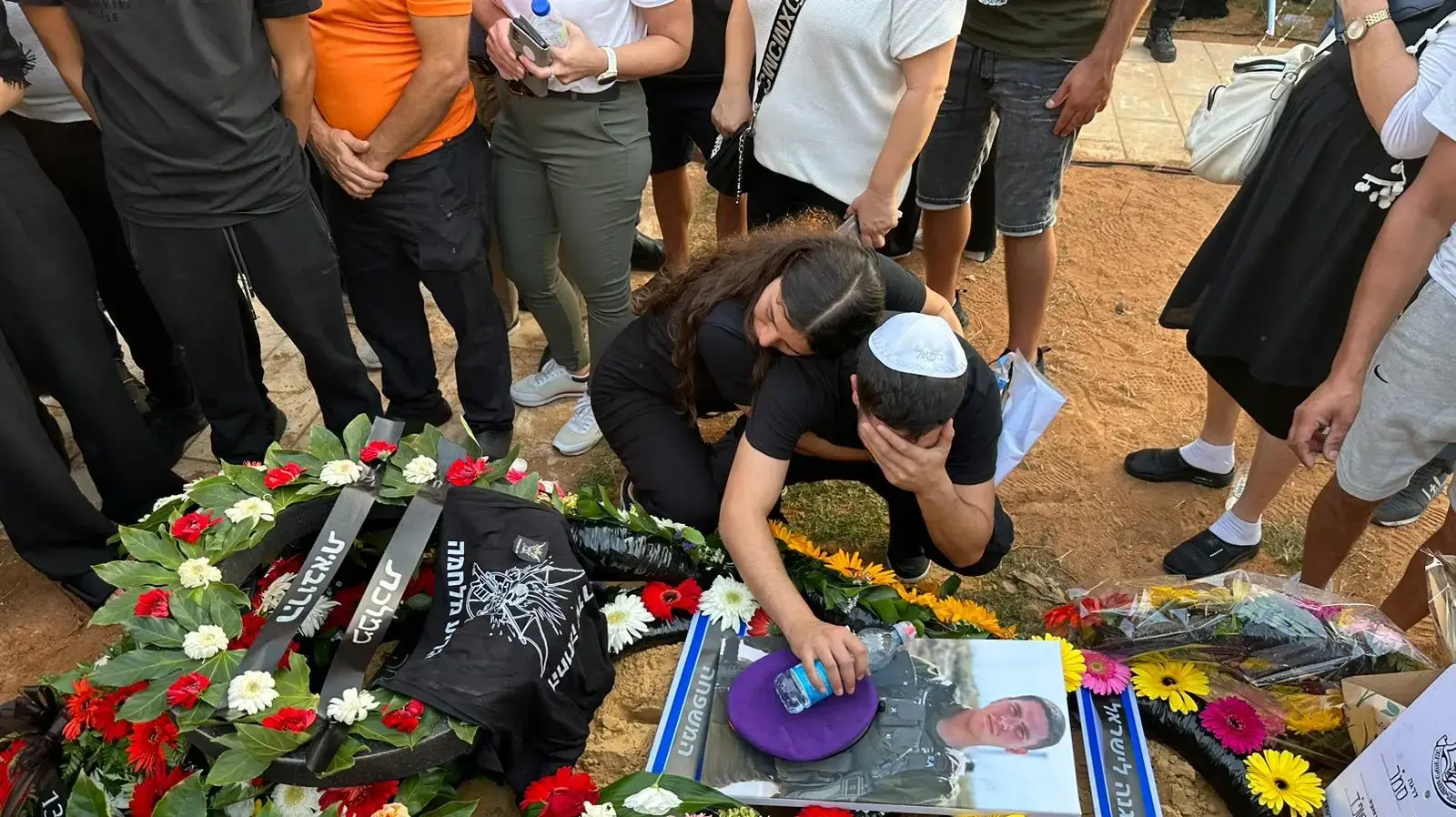 הלוויתו של שי ארווס שנפל בפעילות מבצעית ברצועת עזה. נקבר בחלקה הצבאית בבית העלמין בחולון. 2 בנובמבר 2023 הלוויתו של שי ארווס שנפל בפעילות מבצעית ברצועת עזה. נקבר בחלקה הצבאית בבית העלמין בחולון. 2 בנובמבר 2023