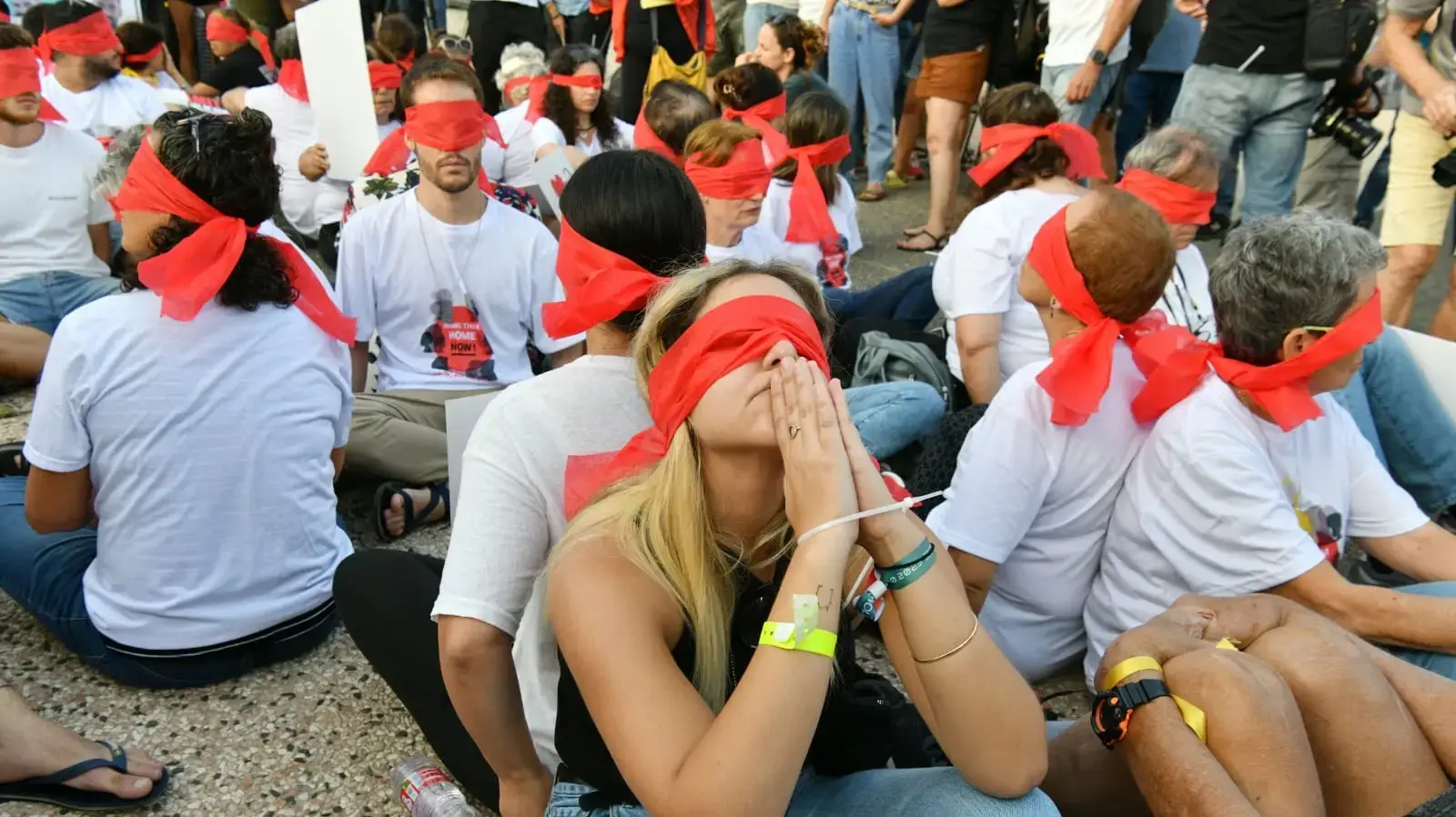 שורדי הטבח מכפר עזה הפגינו לפני שעה קלה ברחבת מוזיאון תל אביב למען החטופים בעזה. 2 בנובמבר 2023
שורדי הטבח מכפר עזה הפגינו לפני שעה קלה ברחבת מוזיאון תל אביב למען החטופים בעזה. 2 בנובמבר 2023