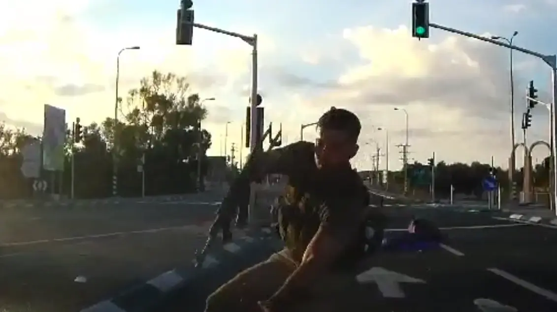 תיעוד: התושיה של הנהגת שניצלה מהמחבלים. 7 באוקטובר 2023 תיעוד: התושיה של הנהגת שניצלה מהמחבלים. 7 באוקטובר 2023