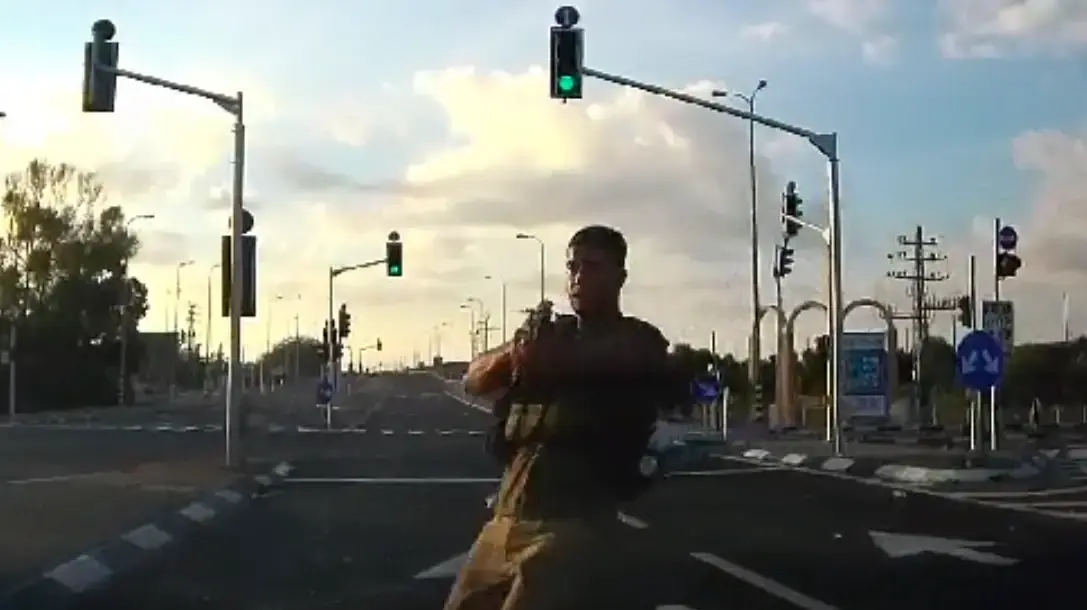 תיעוד: התושיה של הנהגת שניצלה מהמחבלים. 7 באוקטובר 2023 תיעוד: התושיה של הנהגת שניצלה מהמחבלים. 7 באוקטובר 2023