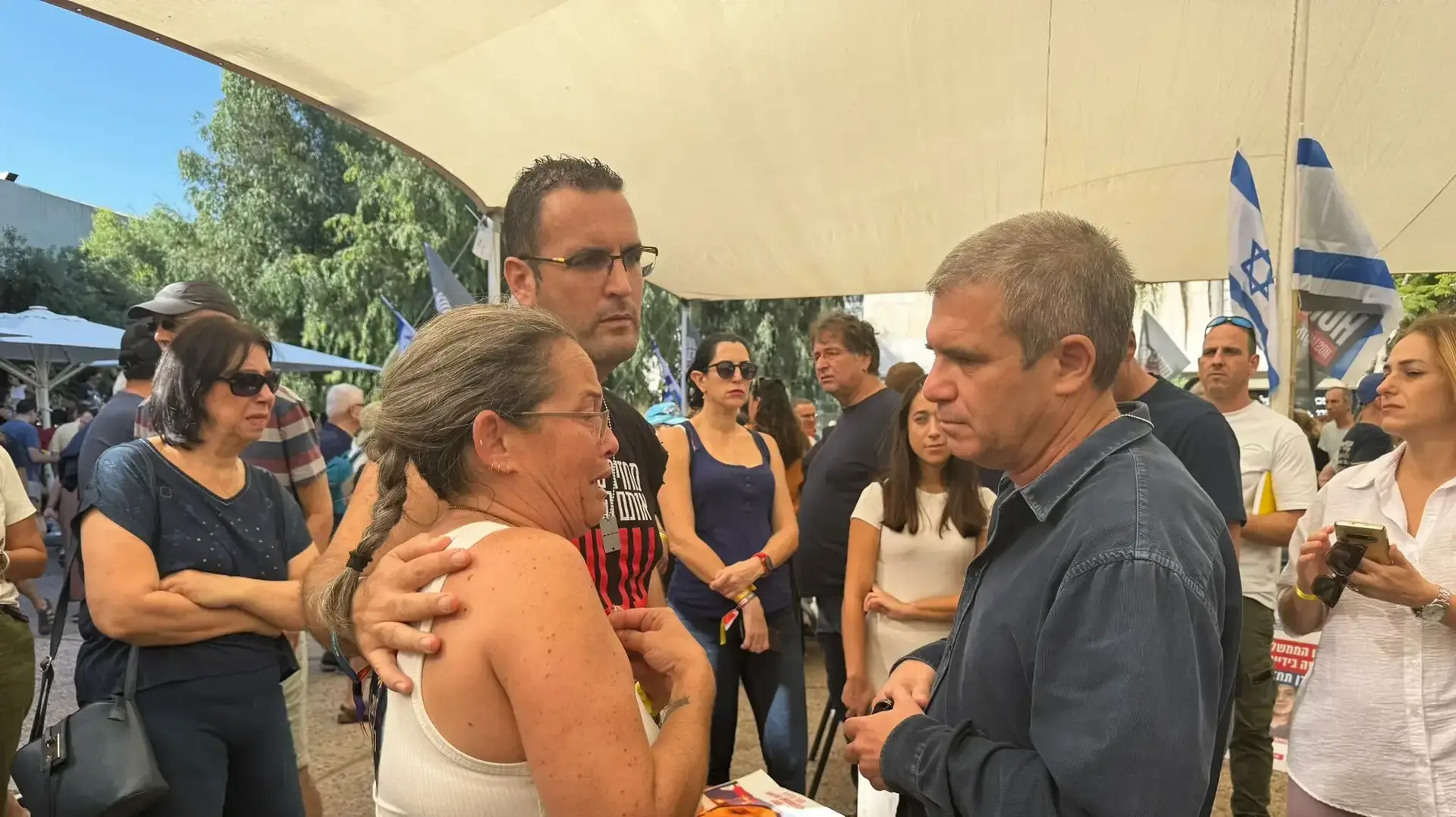 גל הירש במטה החטופים והנעדרים גל הירש במטה החטופים והנעדרים