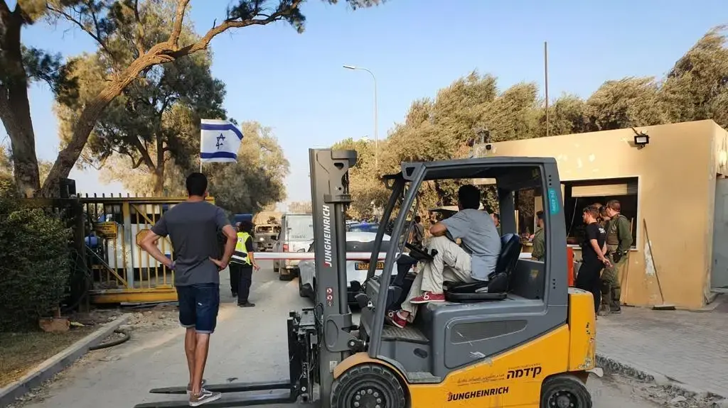 חברי קיבוץ בארי חוסמים את הכניסה לקיבוץ לפני הביקור של מירי רגב
חברי קיבוץ בארי חוסמים את הכניסה לקיבוץ לפני הביקור של מירי רגב