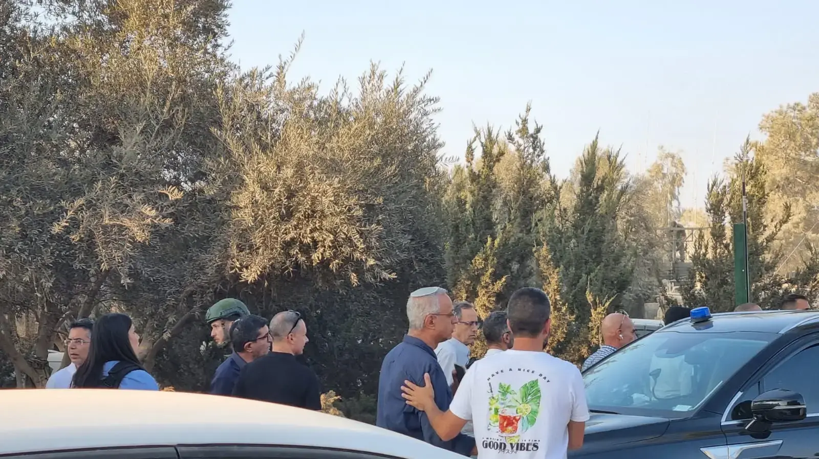 חברי קיבוץ בארי חוסמים את הכניסה לקיבוץ לפני הביקור של מירי רגב חברי קיבוץ בארי חוסמים את הכניסה לקיבוץ לפני הביקור של מירי רגב