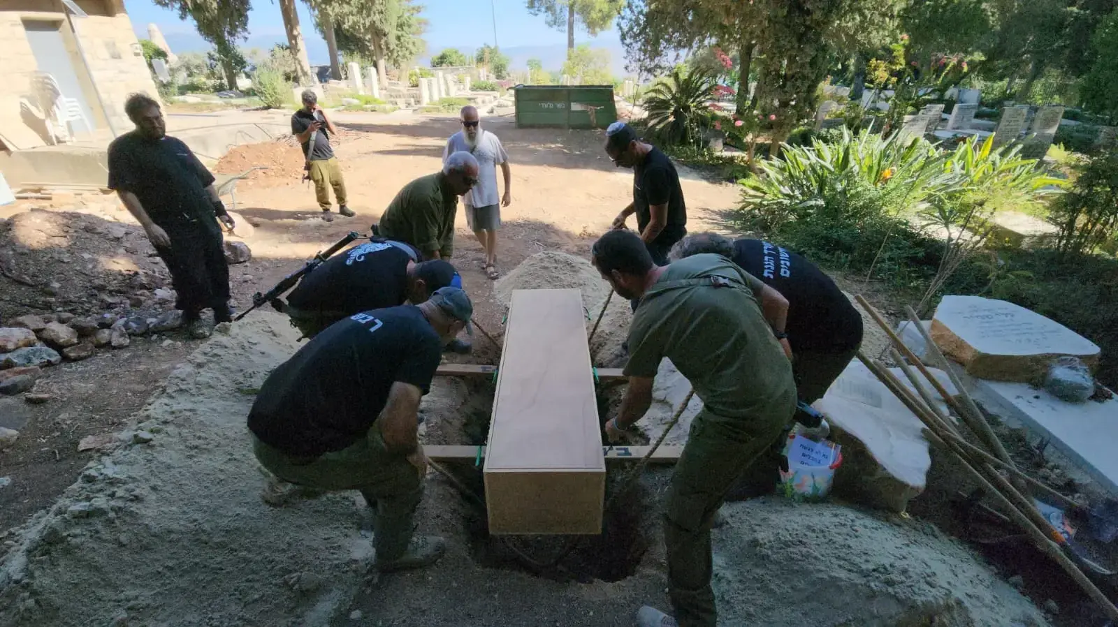 חברי כיתת הכוננות של כפר גלעדי בהלוויתה של צביה אפרתי חברי כיתת הכוננות של כפר גלעדי בהלוויתה של צביה אפרתי