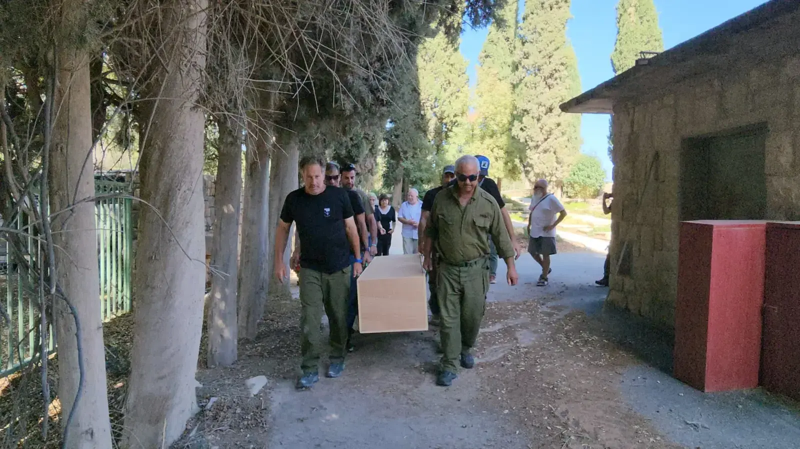 חברי כיתת הכוננות של כפר גלעדי בהלוויתה של צביה אפרתי חברי כיתת הכוננות של כפר גלעדי בהלוויתה של צביה אפרתי