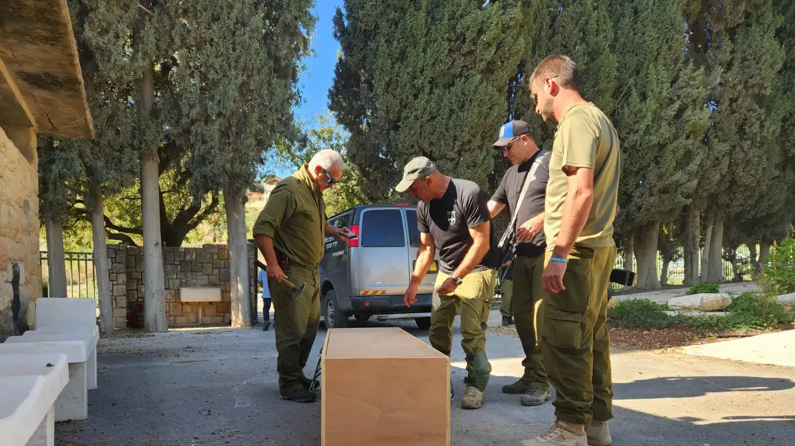 חברי כיתת הכוננות של כפר גלעדי בהלוויתה של צביה אפרתי