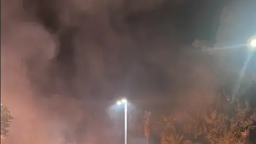 דיווח על שריפה בעקבות נפילת רסיס רקטה ליד בית החולים אסף הרופא. 5 בנובמבר 2023 דיווח על שריפה בעקבות נפילת רסיס רקטה ליד בית החולים אסף הרופא. 5 בנובמבר 2023