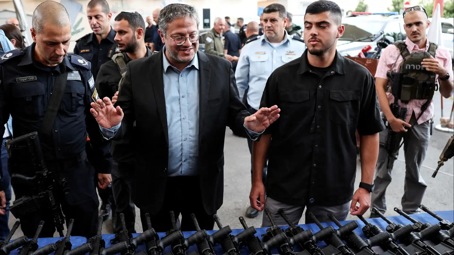 השר לביטחון לאומי איתמר בן גביר בחלוקת נשקים לכיתות הכוננות באשקלון, 27 באוקטובר 2023