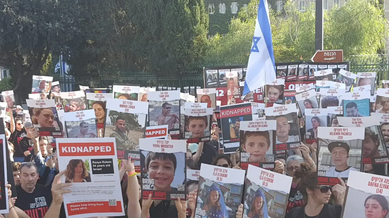 הפגנת משפחות חטופים ונעדרים מול הכנסת, 6 בנובמבר 2023 הפגנת משפחות חטופים ונעדרים מול הכנסת, 6 בנובמבר 2023