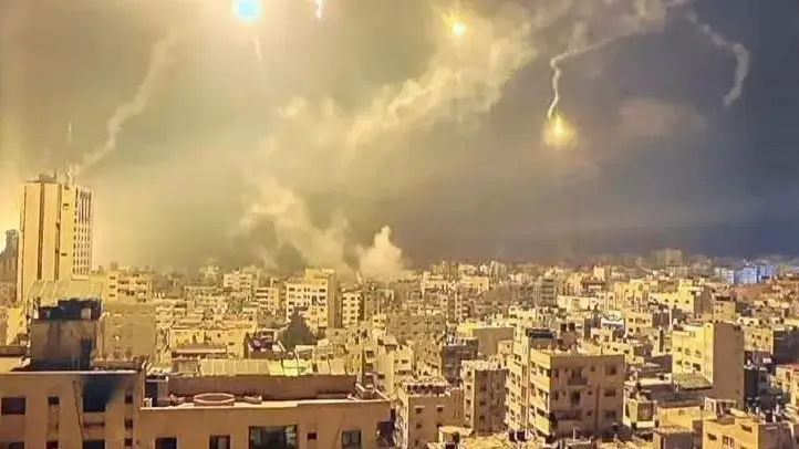 פצצות תאורה מעל בית החולים שיפא בעיר עזה. 6 בנובמבר 2023