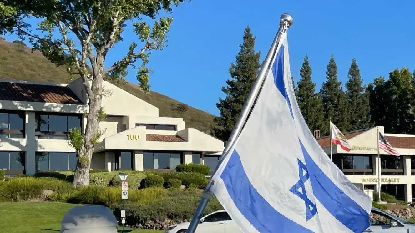 התמונה האחרונה של המפגין היהודי פול קסלר לפני שהוא נהרג בקטטה בהפגנה פרו-פלסטינית בלוס אנג'לס, 7 בנובמבר 2023 התמונה האחרונה של המפגין היהודי פול קסלר לפני שהוא נהרג בקטטה בהפגנה פרו-פלסטינית בלוס אנג'לס, 7 בנובמבר 2023