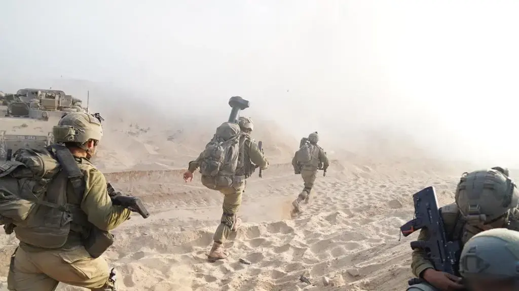 לוחמי צה"ל מצוות קרב חטיבתי 7 השתלטו על מעוז צבאי של חמאס בצפון רצועת עזה. במוצב אותרו משגרי וטילי נ"ט, אמצעי לחימה מגוונים וחומרים מודיעיניי לוחמי צה"ל מצוות קרב חטיבתי 7 השתלטו על מעוז צבאי של חמאס בצפון רצועת עזה. במוצב אותרו משגרי וטילי נ"ט, אמצעי לחימה מגוונים וחומרים מודיעיניי