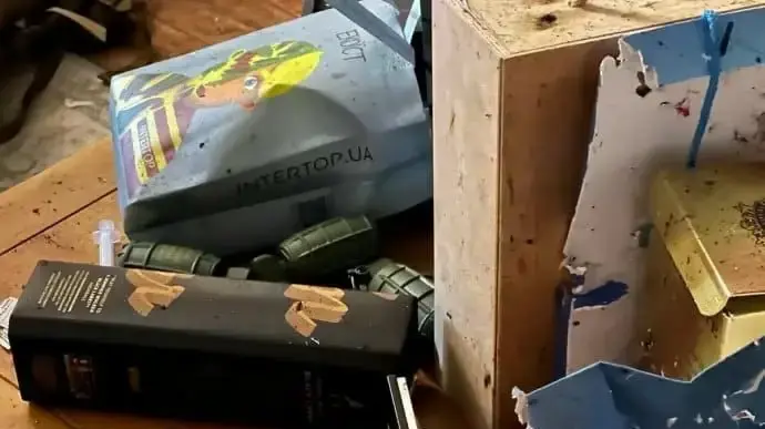 רימונים שקיבל כמתנת יום הולדת יועץ של מפקד צבא אוקראינה, נובמבר 2023 רימונים שקיבל כמתנת יום הולדת יועץ של מפקד צבא אוקראינה, נובמבר 2023