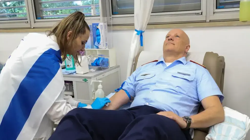 מפקד חיל האויר הגרמני גנרל אינגו גרהארץ תורם דם בביה"ח שיבא תל השומר מפקד חיל האויר הגרמני גנרל אינגו גרהארץ תורם דם בביה"ח שיבא תל השומר