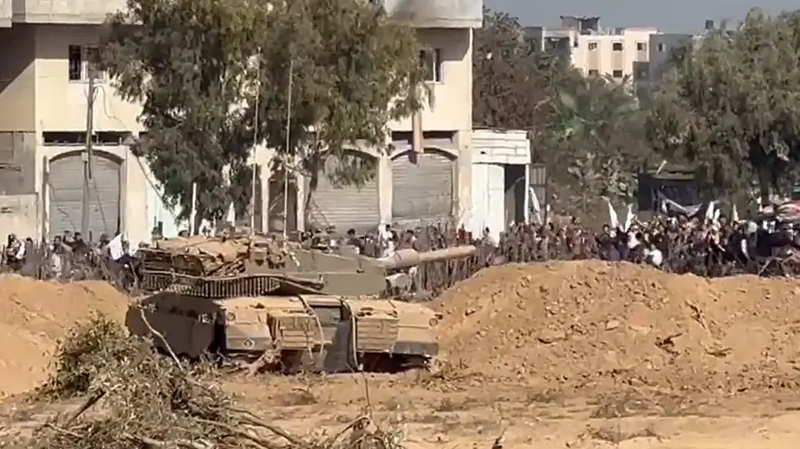 תושבי עזה בציר הפינוי עם דגלים לבנים תושבי עזה בציר הפינוי עם דגלים לבנים
