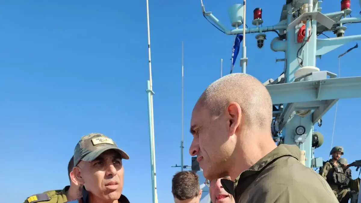 אמיר בוחבוט ומפקד בסיס אשדוד אל"מ איתן פז על גבי ספינת דבורה, סיור ימי לאורך חופי רצועת עזה, 7 בנובמבר 2023 אמיר בוחבוט ומפקד בסיס אשדוד אל"מ איתן פז על גבי ספינת דבורה, סיור ימי לאורך חופי רצועת עזה, 7 בנובמבר 2023