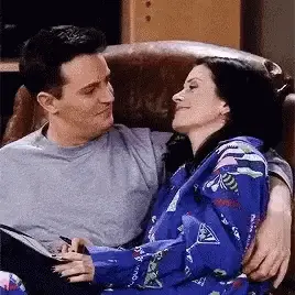 צ'נדלר ומוניקה בסדרה "חברים" צ'נדלר ומוניקה בסדרה "חברים"