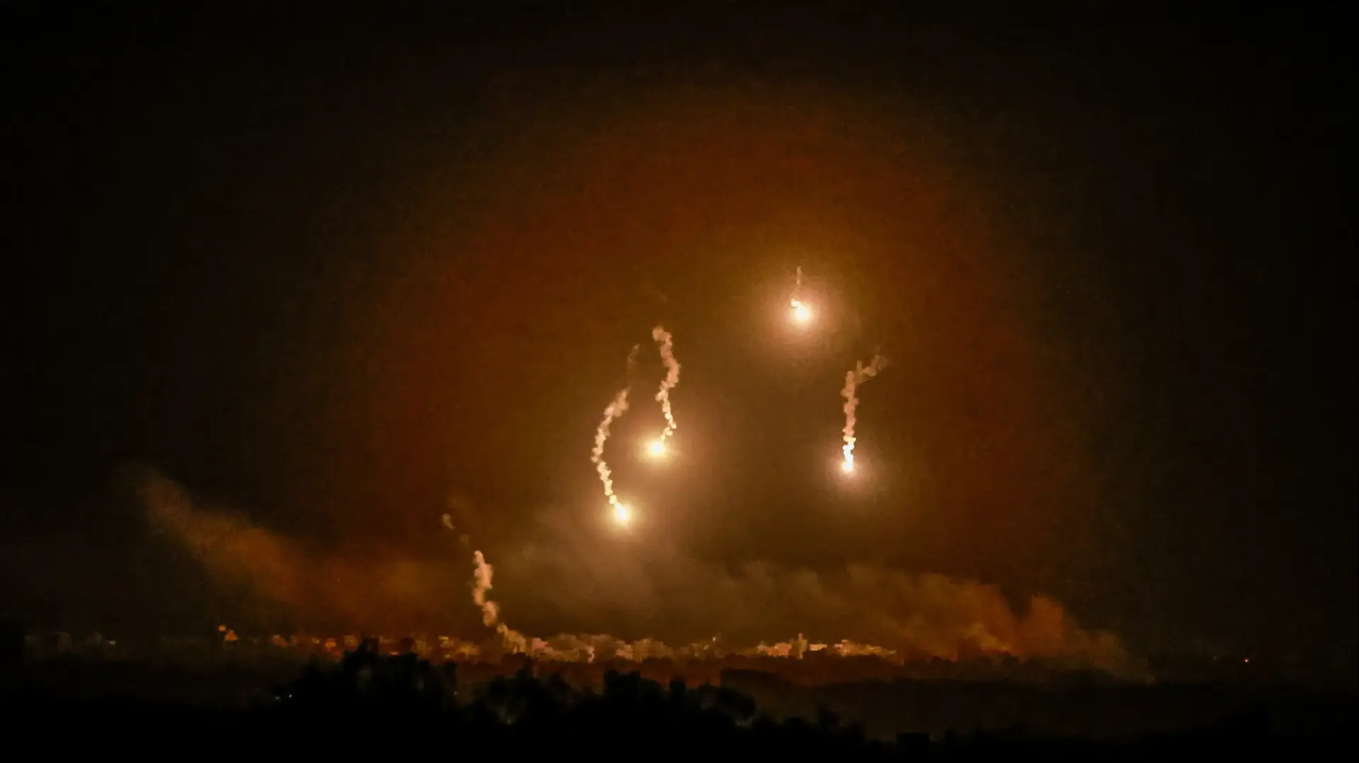 פצצות תאורה מעל שמי עזה פצצות תאורה מעל שמי עזה