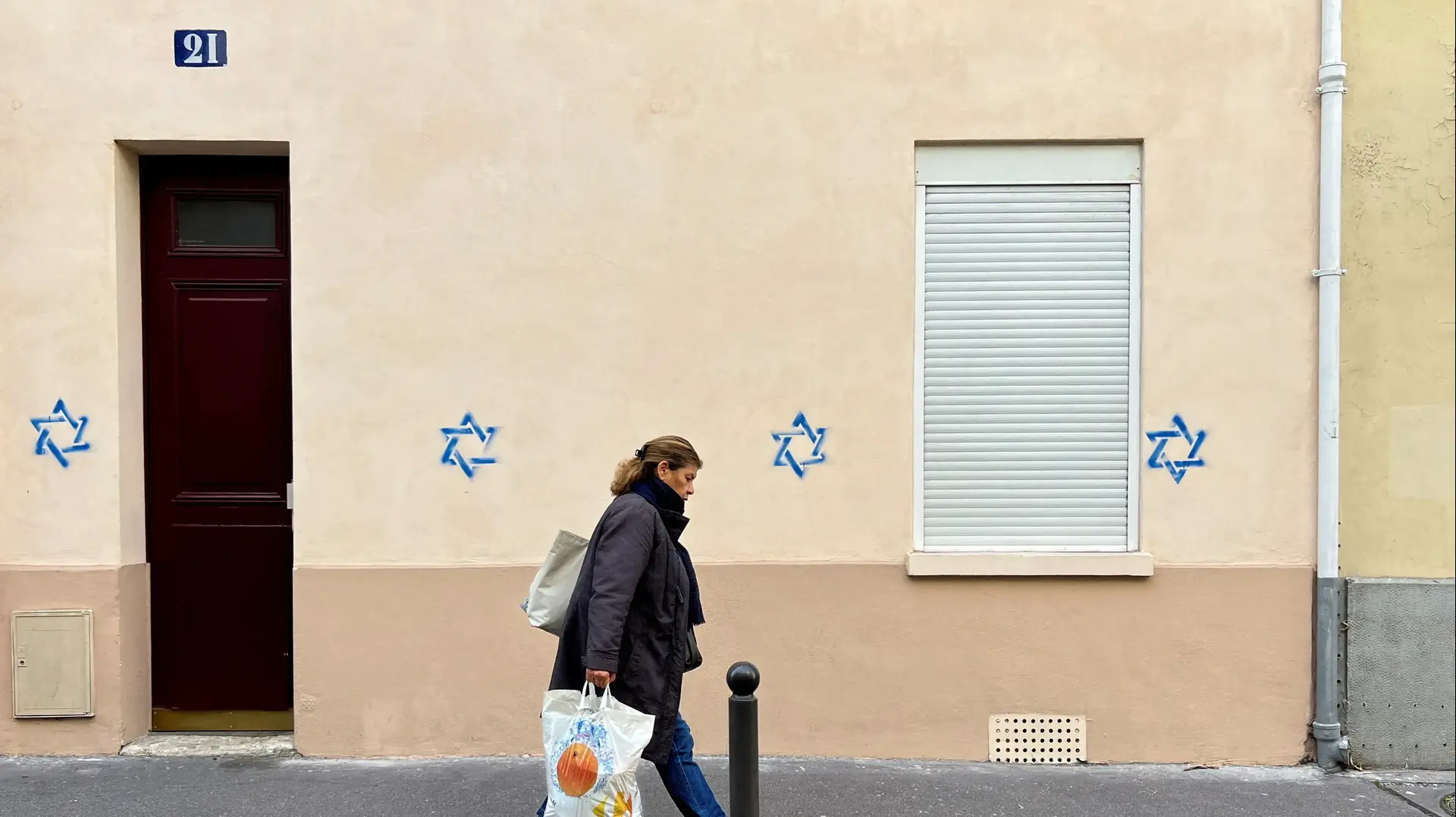 מגן דוד שרוססו על מבנה בפריז, צרפת, 2023 מגן דוד שרוססו על מבנה בפריז, צרפת, 2023