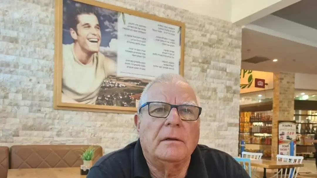 חזי שגב עם תמונת בנו נמרוד, שנפל במלחמת לבנון השניה חזי שגב עם תמונת בנו נמרוד, שנפל במלחמת לבנון השניה