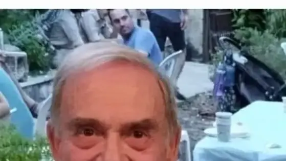 עקיבא אורן, עם חולצה ועליה תמונת בנו בן אורן שנפל בזמן מלחמת לבנון השניה עקיבא אורן, עם חולצה ועליה תמונת בנו בן אורן שנפל בזמן מלחמת לבנון השניה