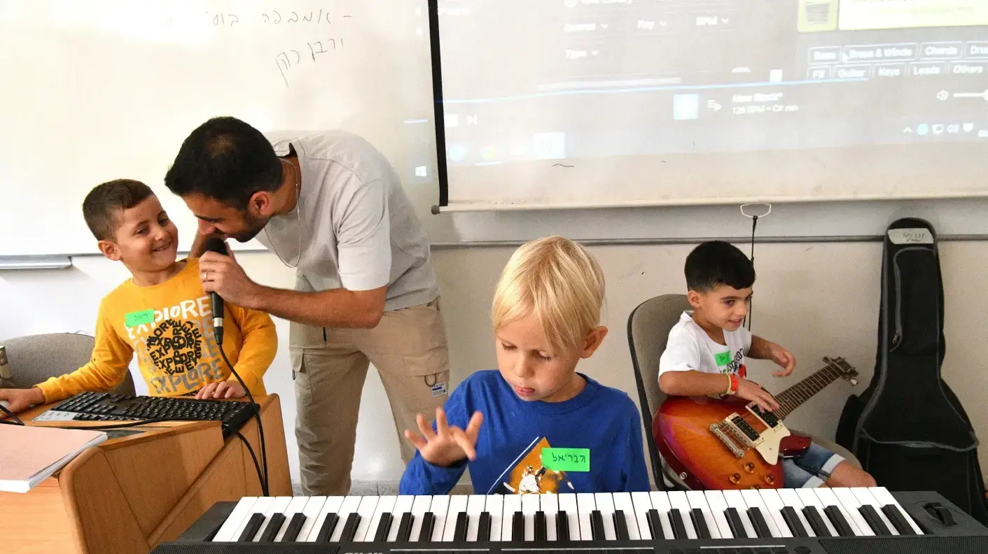 תלמידים מקריית שמונה בבית ספר שנפתח עבורם באוניברסיטת תל אביב, 8 בנובמבר 2023 תלמידים מקריית שמונה בבית ספר שנפתח עבורם באוניברסיטת תל אביב, 8 בנובמבר 2023
