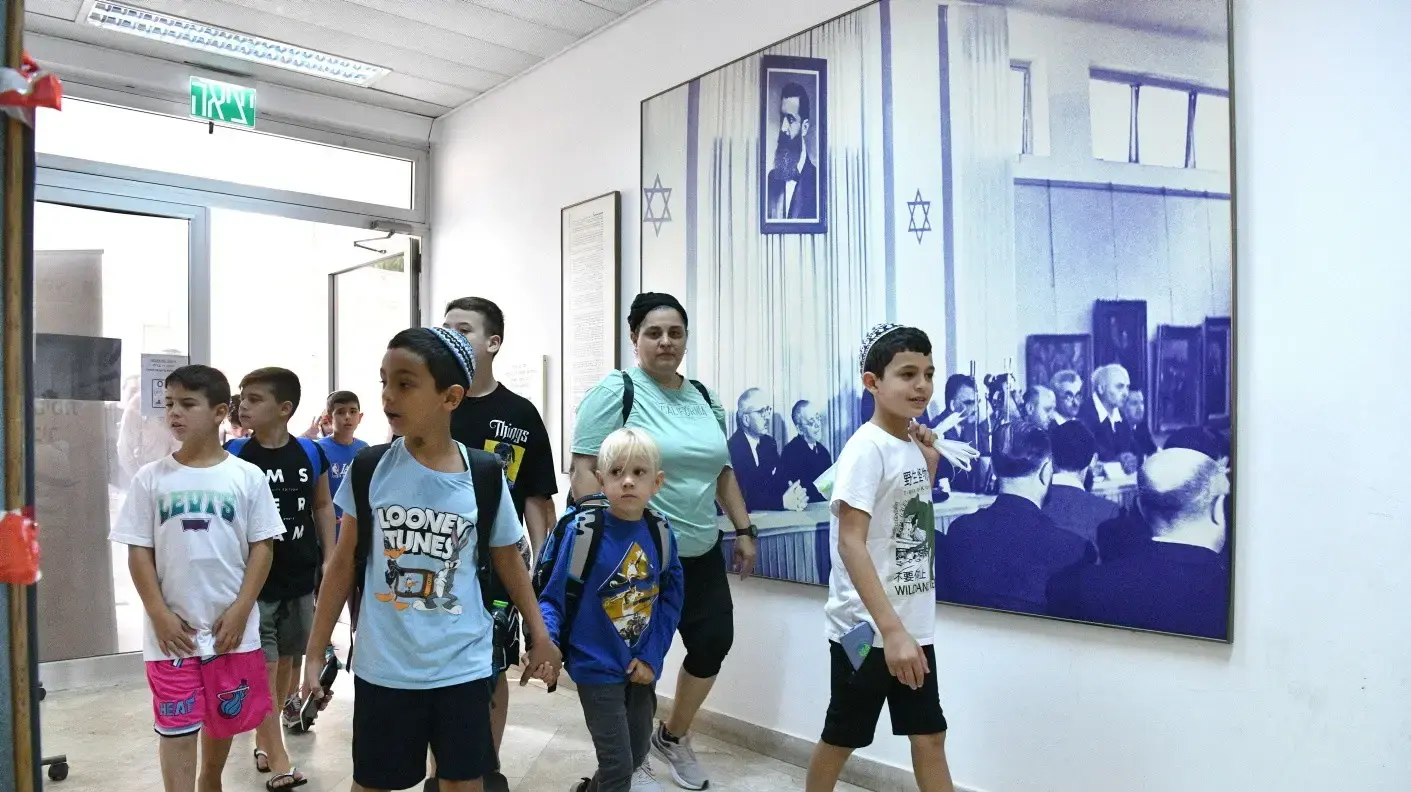 תלמידים מקריית שמונה בבית ספר שנפתח עבורם באוניברסיטת תל אביב, 8 בנובמבר 2023 תלמידים מקריית שמונה בבית ספר שנפתח עבורם באוניברסיטת תל אביב, 8 בנובמבר 2023