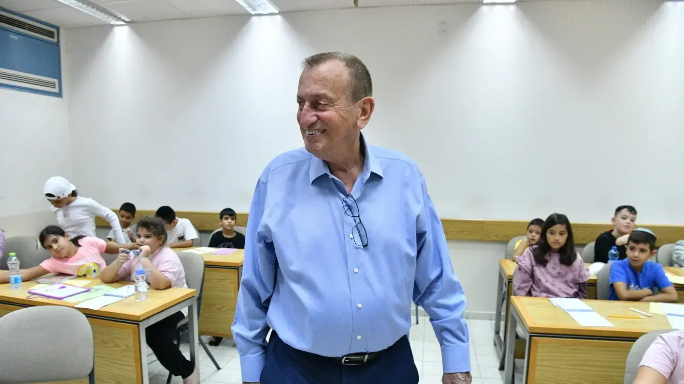 רון חולדאי ראש עיריית תל אביב עם תלמידים מקריית שמונה בבית ספר שנפתח עבורם באוניברסיטת תל אביב, 8 בנובמבר 2023 רון חולדאי ראש עיריית תל אביב עם תלמידים מקריית שמונה בבית ספר שנפתח עבורם באוניברסיטת תל אביב, 8 בנובמבר 2023