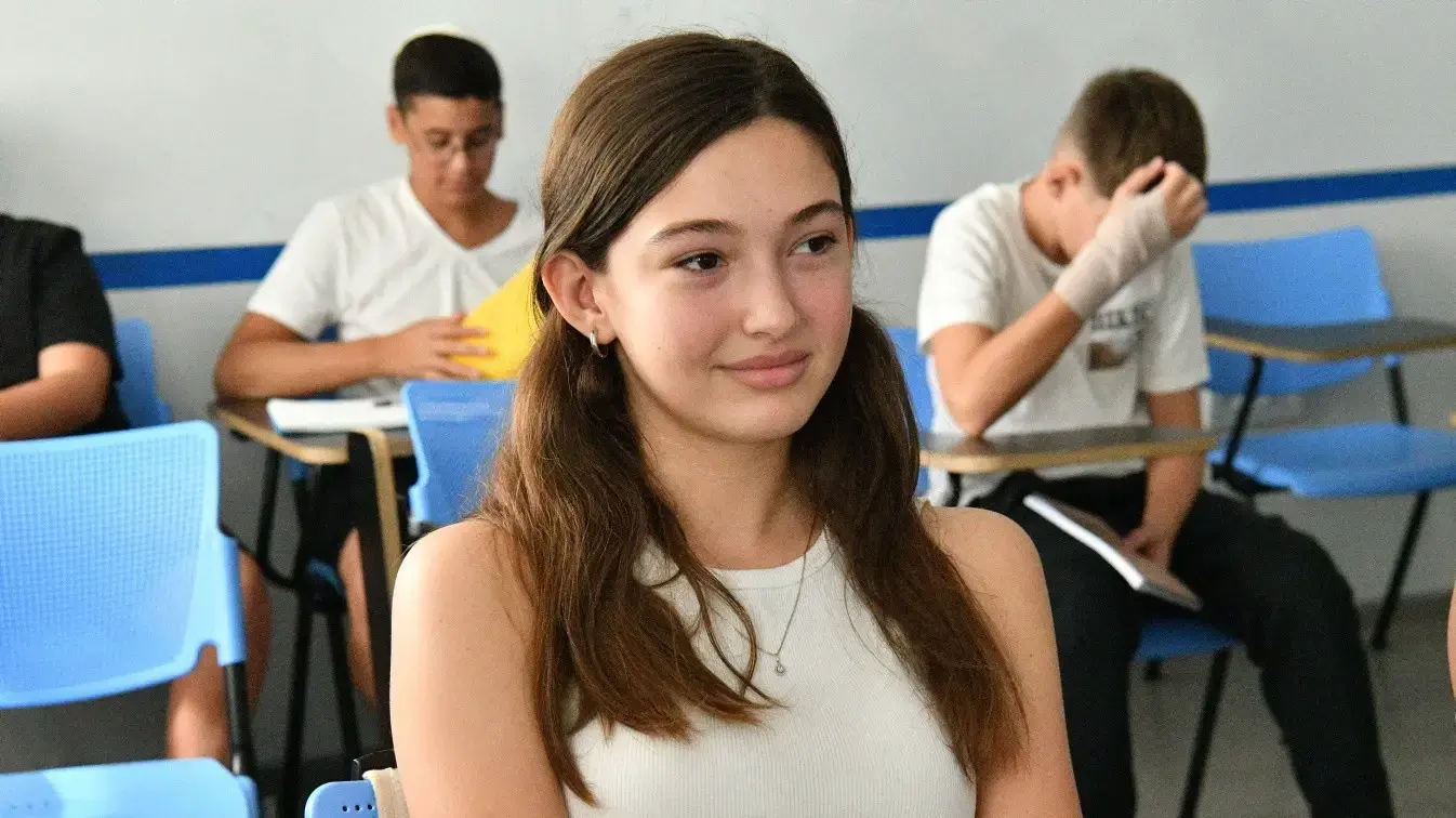 יובל אזולאי, תלמידה מקריית שמונה בבית ספר שנפתח עבור ילדי מפונים באוניברסיטת תל אביב, 8 בנובמבר 2023 יובל אזולאי, תלמידה מקריית שמונה בבית ספר שנפתח עבור ילדי מפונים באוניברסיטת תל אביב, 8 בנובמבר 2023