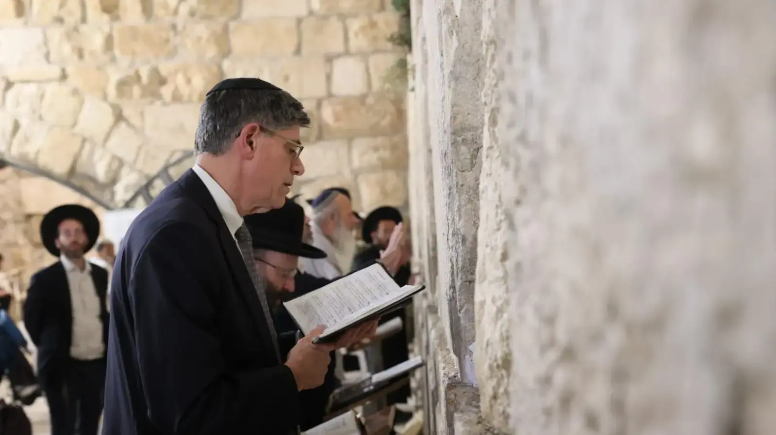 שגריר ארצות הברית בישראל הנכנס, ג׳ק לו, בכותל המערבי שגריר ארצות הברית בישראל הנכנס, ג׳ק לו, בכותל המערבי