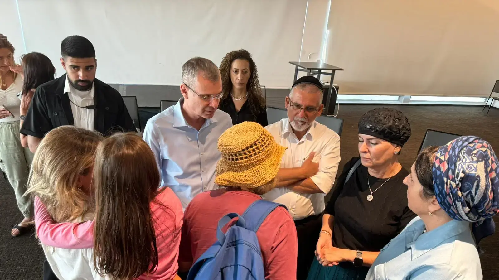 השר יריב לוין בביקור אצל תושבים מהגליל המערבי שפונו למלון בזכרון יעקב השר יריב לוין בביקור אצל תושבים מהגליל המערבי שפונו למלון בזכרון יעקב