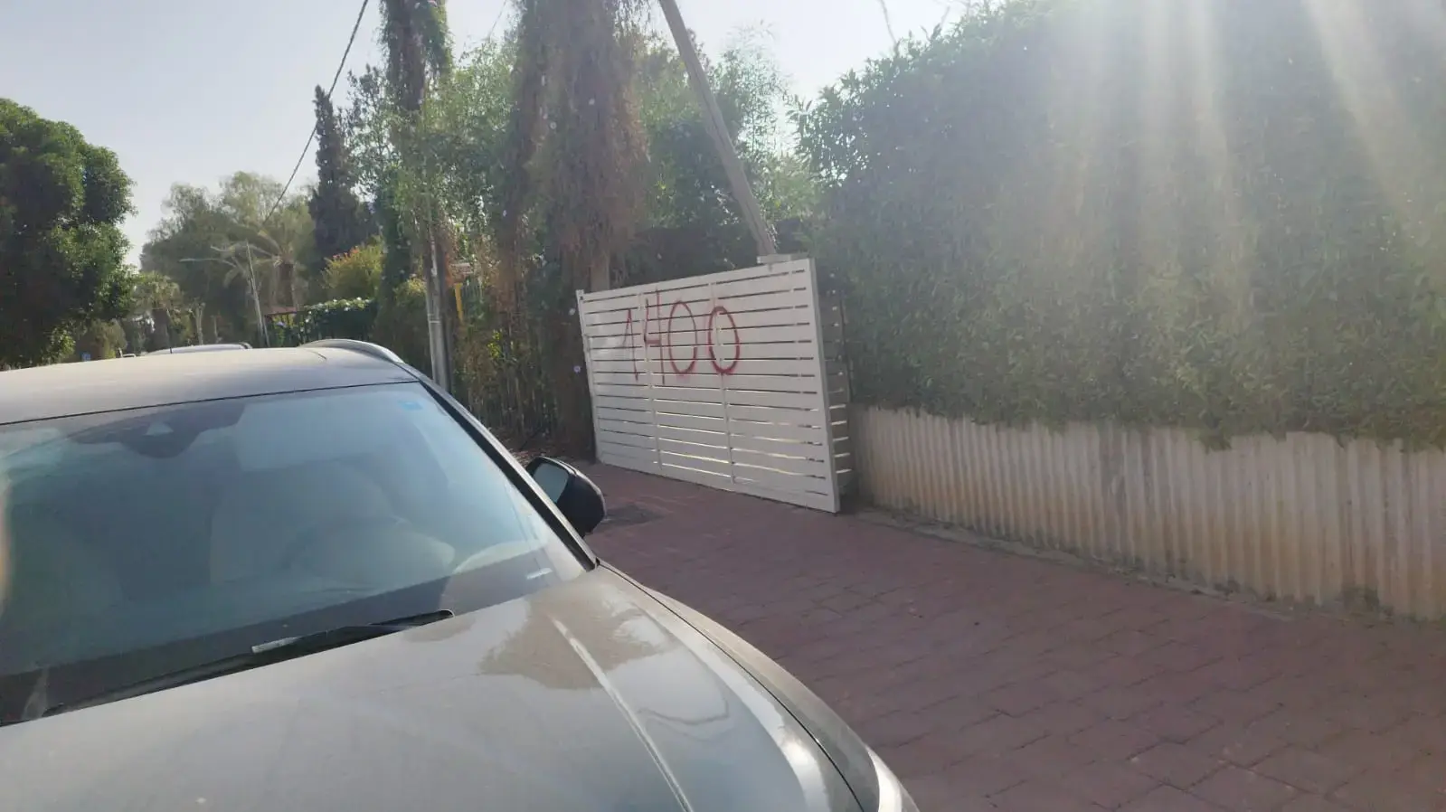 תושבת עומר ריססה גרפיטי " 1400" על שער ביתו של חבר הכנסת שלום דנינו מהליכוד תושבת עומר ריססה גרפיטי " 1400" על שער ביתו של חבר הכנסת שלום דנינו מהליכוד