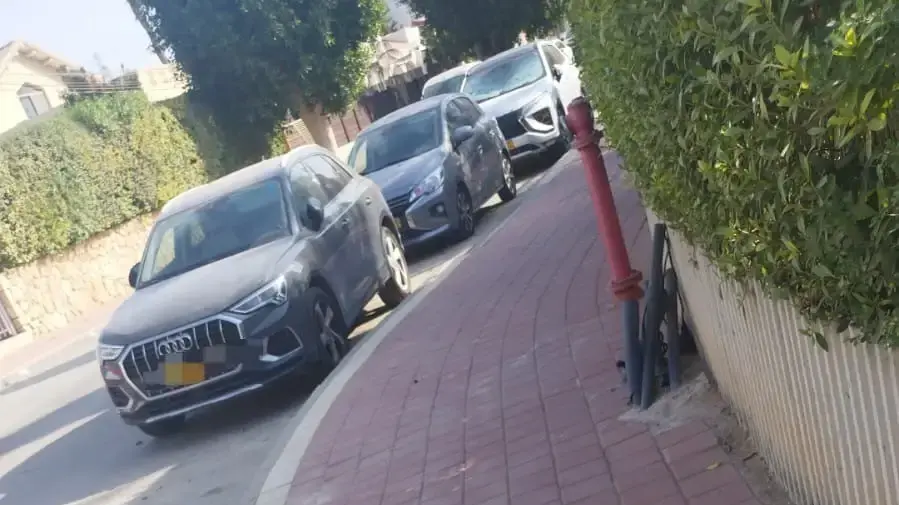 תושבת עומר ריססה גרפיטי " 1400" על שער ביתו של חבר הכנסת שלום דנינו מהליכוד תושבת עומר ריססה גרפיטי " 1400" על שער ביתו של חבר הכנסת שלום דנינו מהליכוד