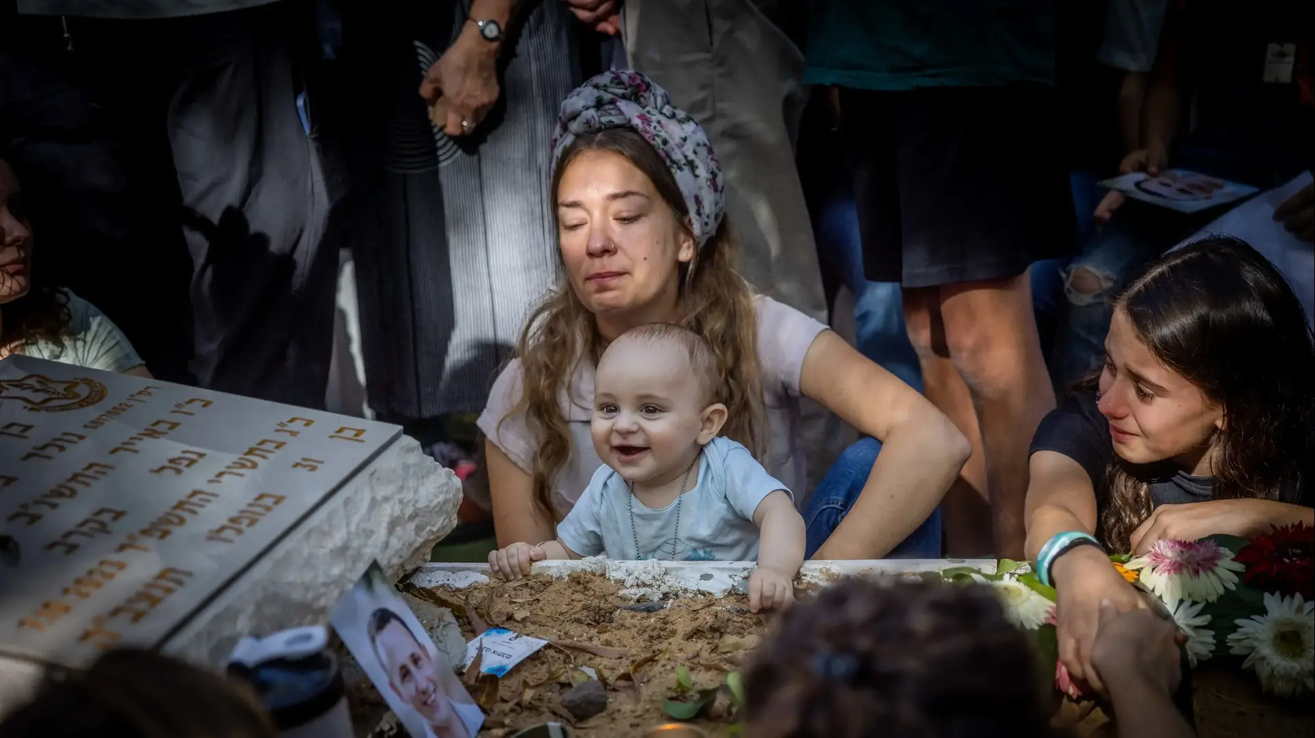 ענת מאיר ובנה ליד קברו של סרן דוד מאיר שנהרג ע"י חמאס בקיבוץ בארי ענת מאיר ובנה ליד קברו של סרן דוד מאיר שנהרג ע"י חמאס בקיבוץ בארי