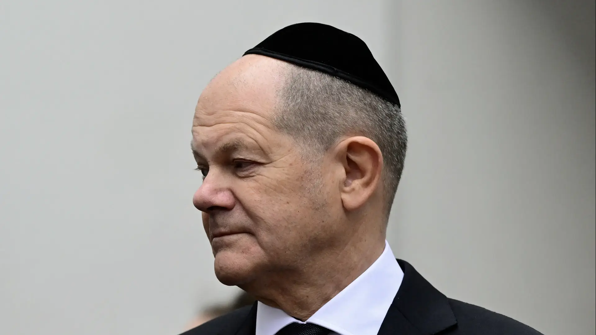 קנצלר גרמניה אולף שולץ חובש כיפה במהלך טקס לציון 85 שנה לליל הבדולח בבית כנסת בברלין, 9 בנובמבר 2023