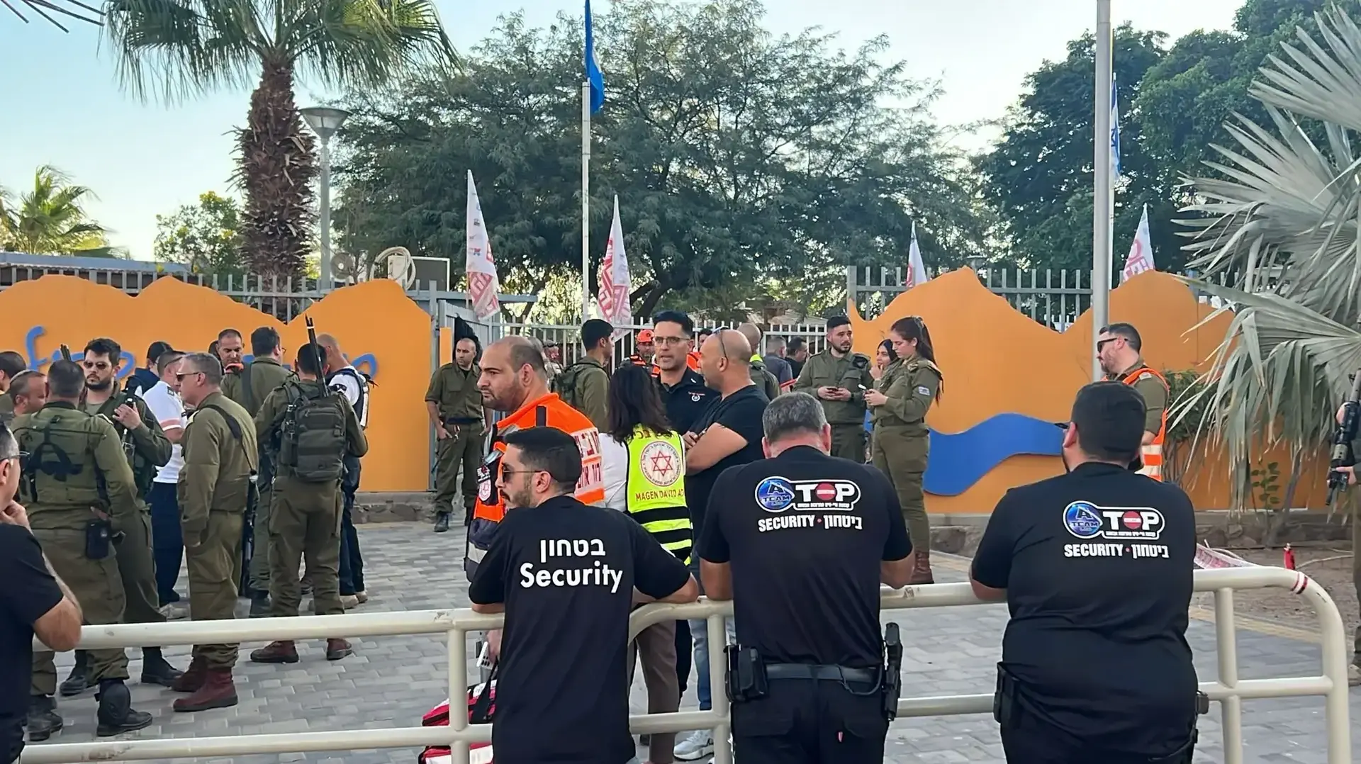 כוחות בזירת הפיצוץ בבית ספר צאלים באילת, 9 בנובמבר 2023 כוחות בזירת הפיצוץ בבית ספר צאלים באילת, 9 בנובמבר 2023