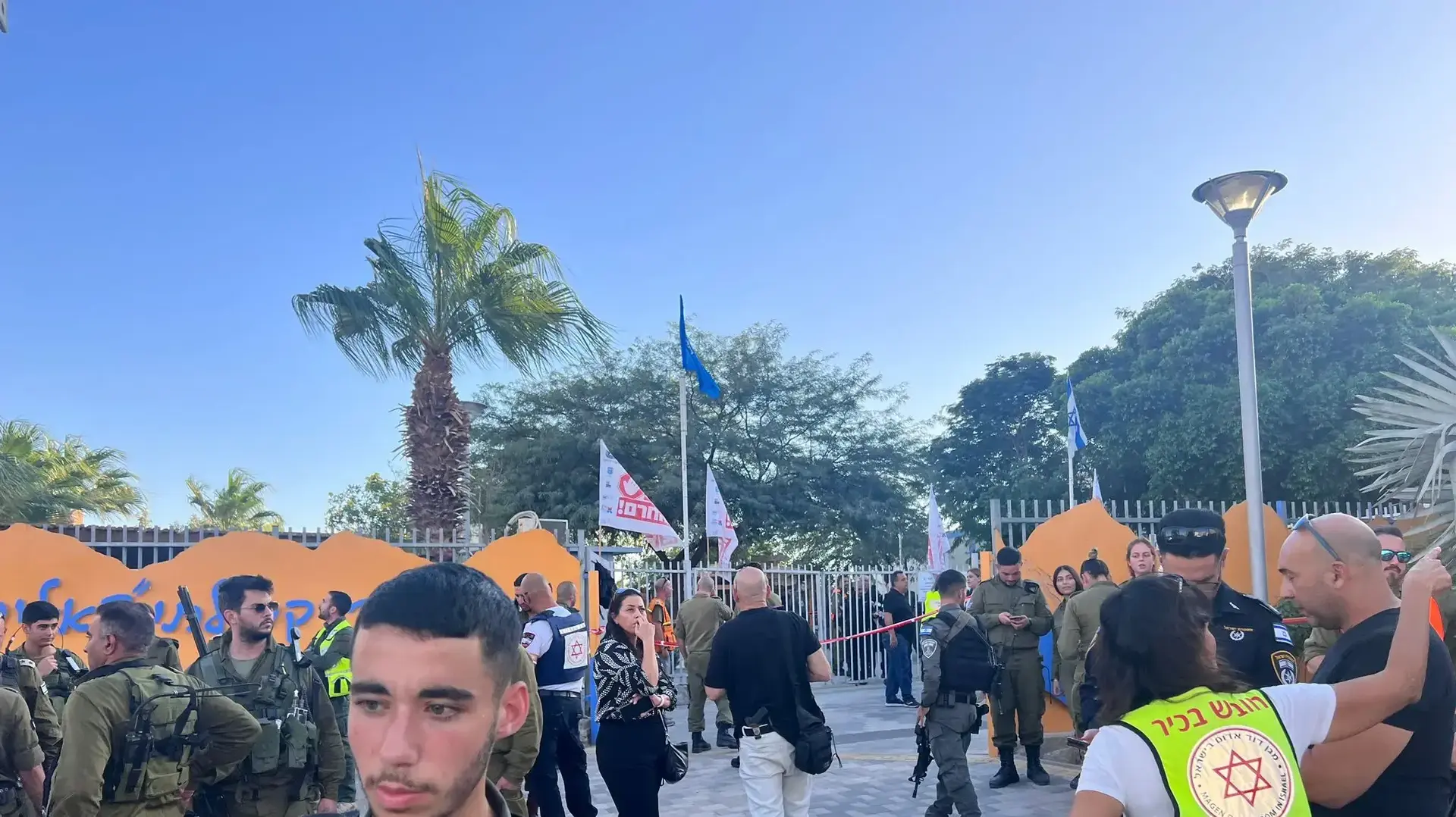 כוחות בזירת הפיצוץ בבית ספר צאלים באילת, 9 בנובמבר 2023 כוחות בזירת הפיצוץ בבית ספר צאלים באילת, 9 בנובמבר 2023