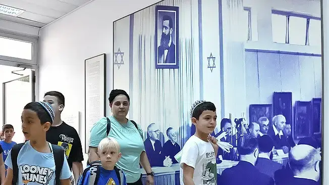 תלמידים מקריית שמונה בבית ספר שנפתח עבורם באוניברסיטת תל אביב, 8 בנובמבר 2023 תלמידים מקריית שמונה בבית ספר שנפתח עבורם באוניברסיטת תל אביב, 8 בנובמבר 2023