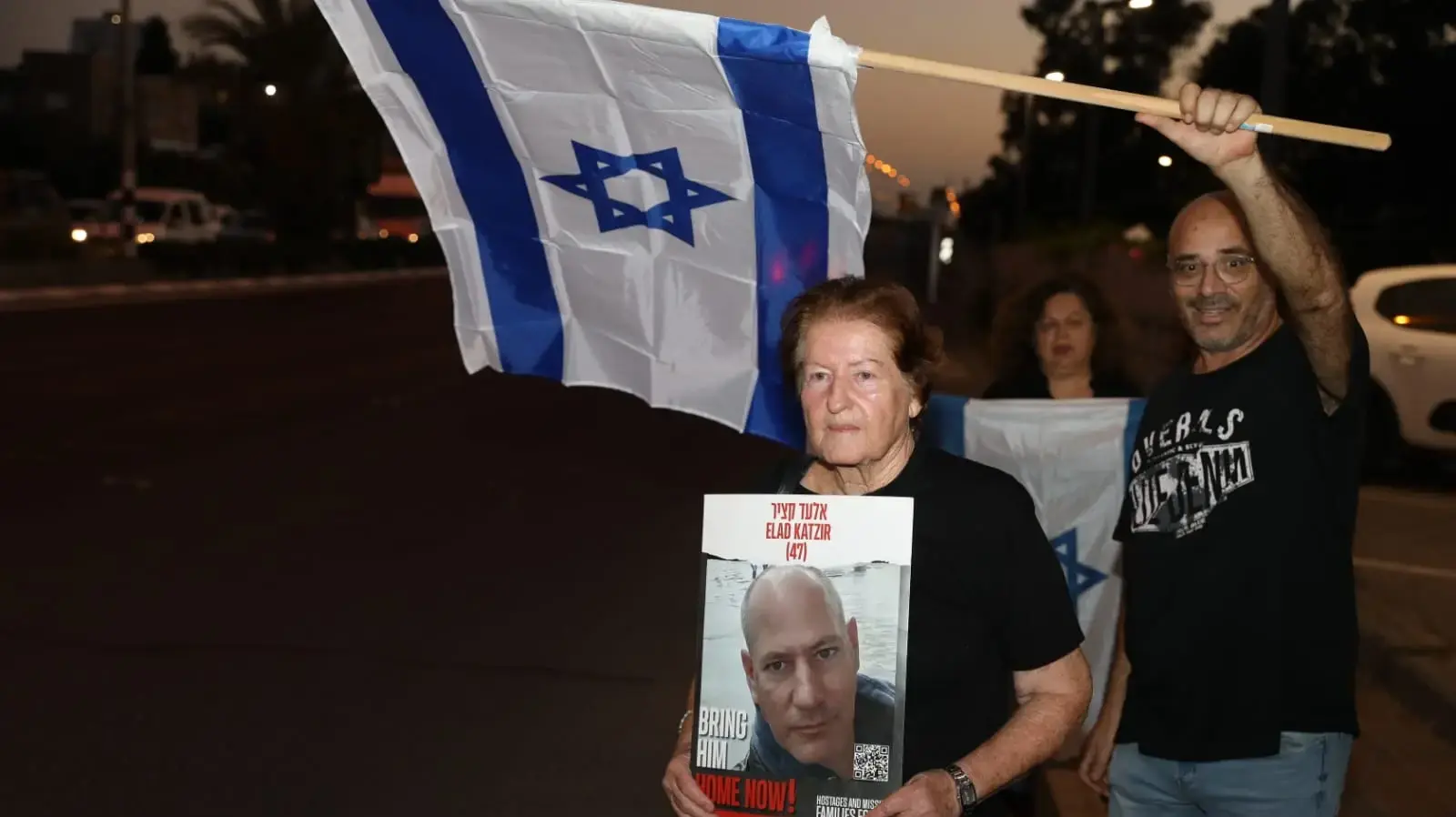 חיותה הלוי, תושבת חדרה, אחותה של החטופה חנה קציר ודודתו של החטוף אלעד קציר, מפגינה סמוך לחדרה, 7 בנובמבר 2023 חיותה הלוי, תושבת חדרה, אחותה של החטופה חנה קציר ודודתו של החטוף אלעד קציר, מפגינה סמוך לחדרה, 7 בנובמבר 2023